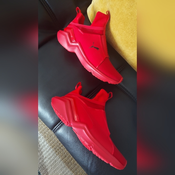 Women's PUMA Fierce 2, NWOT, Red Sneakers - Picture 3 of 11